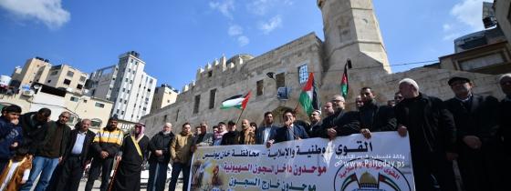 بالصور: وقفة جماهيرية  بعنوان "موحدون داخل السجون" نظمتها القوى الوطنية بخانيونس تضامناً مع الأسرى