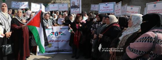 بالصور : اعتصام اهالى الأسرى الأسبوعي أمام مقر الصليب الأحمر بغزة