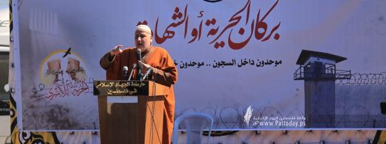 بالصور : خطبة و صلاة جمعة أمام مقر الصليب الأحمر بغزة تضامناً مع الأسرى