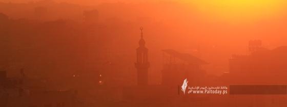 بالصور: شروق الشمس صباح اليوم على مدينة غزة بعد قصف الاحتلال لمواقع المقاومة