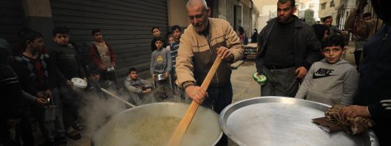بالصور : على نار الحطب.. فلسطيني يطهو "الجريشة" لفقراء غزة بالمجان للعام التاسع على التوالي