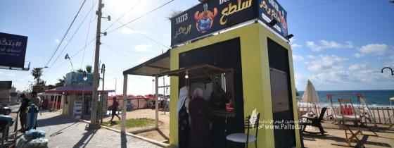 «سلطع برجر».. أول كشك لفتاة مخصص لبيع البرجر في غزة