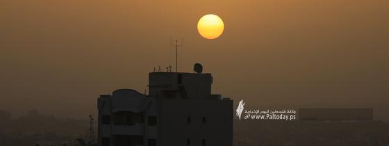 بالصور :  شروق الشمس على مدينة غزة بعد عدوان صهيونى على القطاع