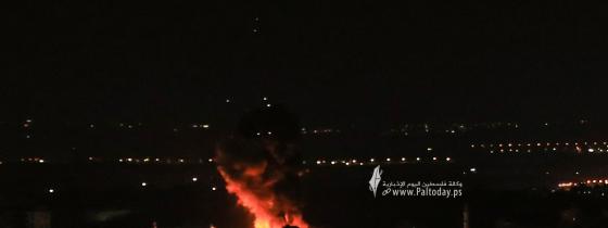 بالصور: طائرات الاحتلال تشن سلسة غارات جوية على مناطق متفرقة بقطاع غزة