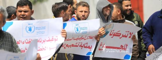 بالصور: مستفيدو برنامج الأغذية العالميWFP، ينظمون وقفة احتجاجية أمام مبنى الأمم المتحدة احتجاجا على توقف مشروع القسائم الشرائية.