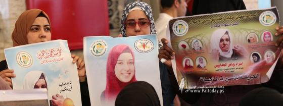 بالصور : اعتصام أهالي الأسرى أمام مقر الصليب الأحمر بغزة