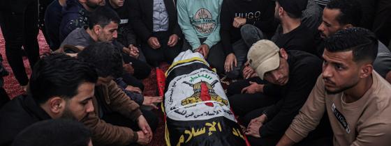 بالصور: مشاهد من وداع وحزن أهالي الشهداء الذين ارتقوا خلال العداون الإسرائيلي على قطاع غزة.
