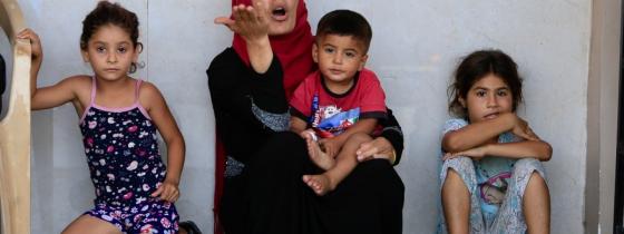 صور| نزوح عائلات فلسطينية من مخيم عين الحلوة جنوب لبنان ومحيطه بسبب تجدد الاشتباكات المسلحة
