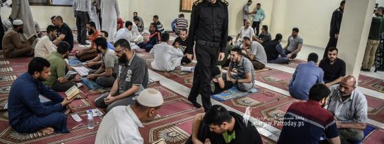 بالصور ; نزلاء في سجون غزة يسردون أجزاء من "القرآن الكريم"