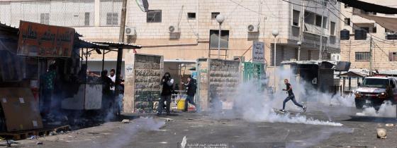 بالصور : الاحتلال يغرق شوارع جنين ومحيط المستشفى الحكومي بقنابل الغاز