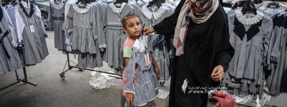 بالصور ; موسم المدارس ينعش الأسواق الشعبية في القطاع
