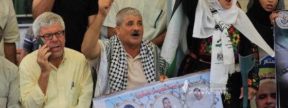 بالصور: اعتصام اهالى الأسرى الأسبوعي أمام مقر الصليب الأحمر بغزة