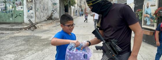 بالصور: مقاومو كتيبة جنين يوزعون اللوازم المدرسية على الطلبة في المخيم