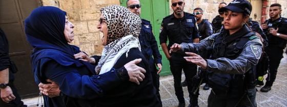 بالصور : اعتداء قوات الاحتلال والمستوطنين على المرابطين والمرابطات قرب المسجد الأقصى المبارك