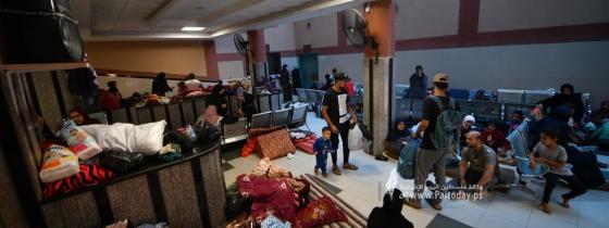 بالصور :  مواطنون فلسطينيون يقيمون في مستشفى ناصر حيث دمرت منازلهم بسبب الغارات الجوية الإسرائيلية المستمرة على خان يونس،