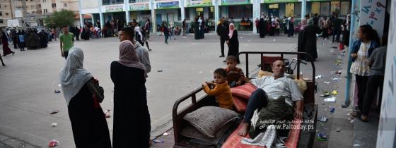 بالصور ; فلسطينيون ينزحون الى مدارس وكالة الغوث بعد تهجيرهم من منازلهم بسبب القصف الاسرائيلي على قطاع غزة