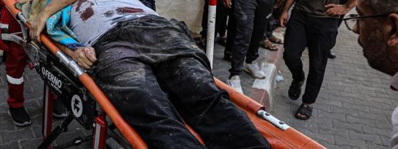 بالصور : وصول عدد من الشهداء والإصابات لمجمع الشفاء الطبي  مع تواصل القصف الصهيوني على مدينة غزة