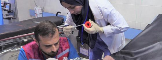 بالصور : جهود الطواقم الطبية لانقاذ جرحى العدوان الاسرائيلي الذي يستهدف الأطفال والنساء والمسنين