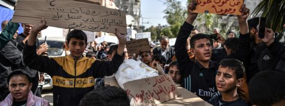 بالصور ; وقفة للأطفال في رفح جنوبي قطاع غزة للمطالبة بوقف حرب الإبادة والتجويع قبيل قدوم شهر رمضان الكريم