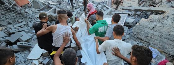 طواقم الدفاع المدني تتمكن من انتشال جثمان الشهيد الصحفي تميم معمر من تحت انقاض منزله بعد استهدفه من قبل الاحتلال شرق خانيونس