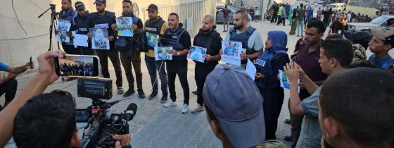 وقفة احتجاجية لصحفيين في غزة تنديدا باستمرار استهداف زملائهم واخرهما الصحافيان تميم معمر وعبد الله السوسي في قصف "إسرائيلي" استهدفهما جنوب القطاع