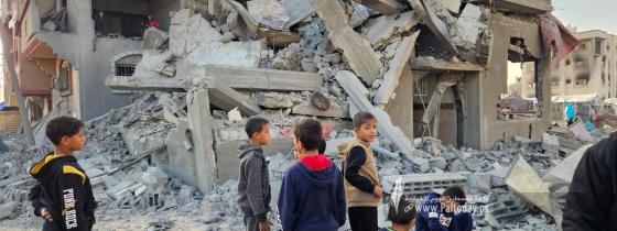 بالصور: الدمار في منزل وخيام النازحين جراء القصف الإسرائيلي فجر اليوم غربي خان يونس