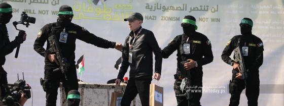 جانب من تسليم المقاومة للمحتجز الإسرائيلي كيث سيغال إلى الصليب الأحمر غرب مدينة غزة