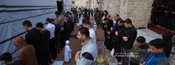 صور صلاة عيد الفطر السعيد ف المسجد العمرى بمدينة غزة