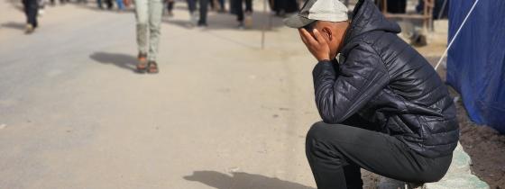 بكاء وحزن ومواساة خلال تشييع شهداء خانيونس