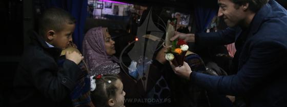 متمنيا لهم عاما سعيدا فريق من اللجنة الدولية للصليب الأحمر يستقبل عائلات المعتقلين بالورود بعد عودتهم من نفحة