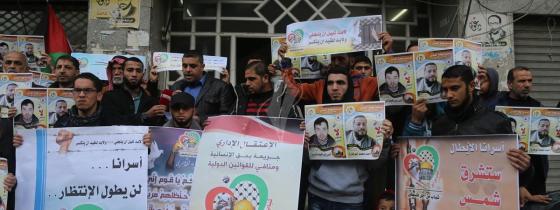 بالصور:ائتلاف شباب من اجل فلسطين ينظم وقفة تضامنية مع الاسيرين المضربين عن الطعام شديد وابو فارة