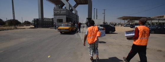 بالصور : تواصل حملة " سقيا الماء " التى تنظمها الجهاد من معبر رفح البرى