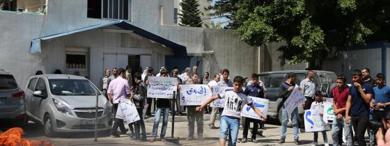 بالصور:غاضبون يشعلون النار أمام مقر المندوب السامي بغزة احتجاجاً على وقف توريد الأسمنت