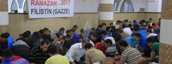 بالصور:مؤسسة ايداف التركية تنظم افطارا جماعيا بمسجد ارض الرباط بغزة