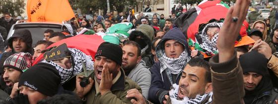 بالصور: مئات المواطنين يشيعيون جثماني الشهيدين الشقيقين شادي وفادي خصيب من مدينة البيرة. تصوير: إياد جادالله