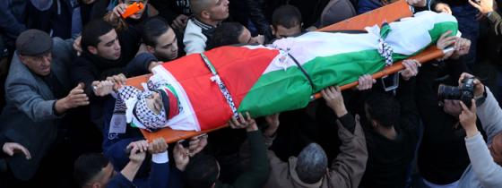 بالصور:مواطنون يشيعون جثمان الشهيد ماهر الجابي (56عام) في مدينة نابلس تصوير: ايمن نوباني