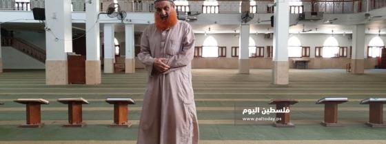 مؤذي يؤدي صلاة الظهر لوحده في مسجد .. بخانيونس