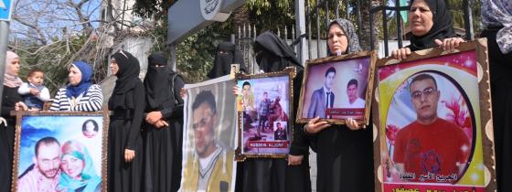 اهالى المفقودين بسفينة الاسكندرية ينظمون وقفة امام مجلس الوزراء للمطالبة بمعرفة مصير ابنائهم