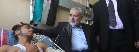 بالصور..هنية يتفقد جرحى "انتفاضة القدس" بمجمع الشفاء الطبى