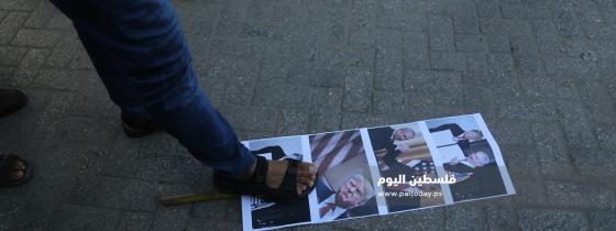 وقفة في مخيم جباليا شمال قطاع غزة تنديدًا بتوقيع اتفاق العار بين الاحتلال الاسرائيلي والنظام الإماراتي.
