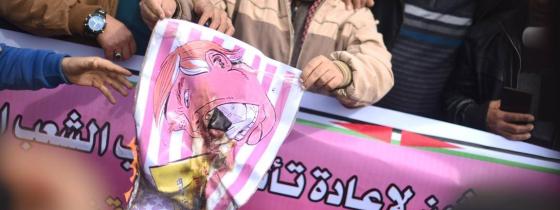 بالصور : حرق صور " ترامب " برفح احتجاجاً على عزمه نقل السفارة الأمريكة للقدس