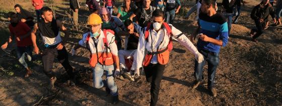 بالصوراصابة شبان بالرصاص الحي والغاز في شرق البريج وناحل عوز من قبل الاحتلال "تصوير.داوودأبو الكاس"