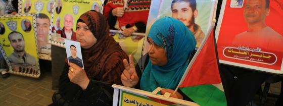 بالصور: اعتصام اهالى الاسرى امام مقر الصليب الاحمر بمدينة غزة