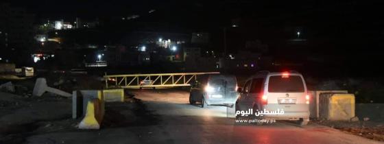الاحتلال يغلق مدخل مخيم الفوار جنوب الخليل بالبوابات الحديدية