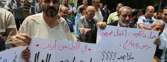 بالصور:عمال ينتفضون أمام مجلس الوزراء بغزة مطالبين بإنصافهم في يوم العمال العالمي
