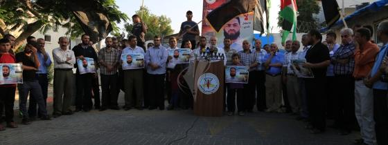 بالصور:الجهاد تنظم وقفة أمام الامم المتحدة تضامن مع الاسير المضرب عن الطعام محمد علان وعائلة الشهيدالدوابشة