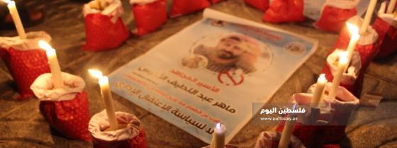 أطفال غزة يضيئون الشموع حزنًا على استمرار معاناة الاسير الأخرس 