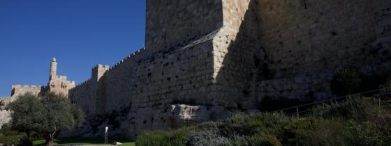 القدس - المنطقة الشمالية الغربية من مدينة القدس حيث يظهر سور المدينة الغربي و جامع القلعة المغلق منذ عام 1967و كنيسة الدورميشن.