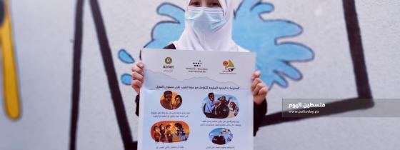 معلمة من غزة تبدع في وسائل شرح مخاطر كورونا للطالبات