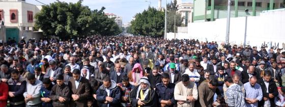 مئات الغزيين يصلون الجمعة قبالة السفارة المصرية